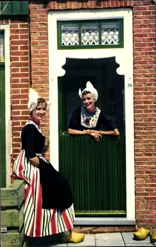 Ak Volendam Nordholland Niederlande, junge Frauen in Tracht