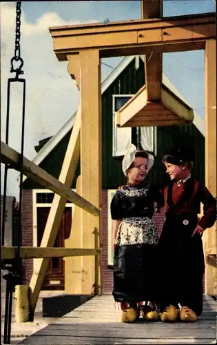 Ak Volendam Nordholland Niederlande, zwei Kinder in Tracht