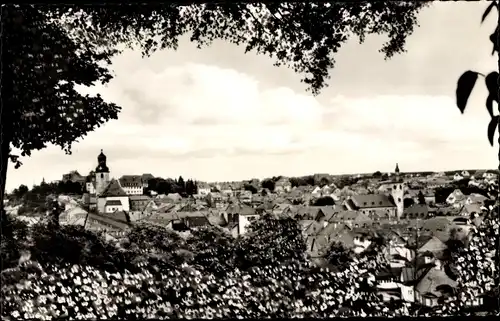 Ak Simmern im Hunsrück, Gesamtansicht im Blütenschmuck, Kirchen