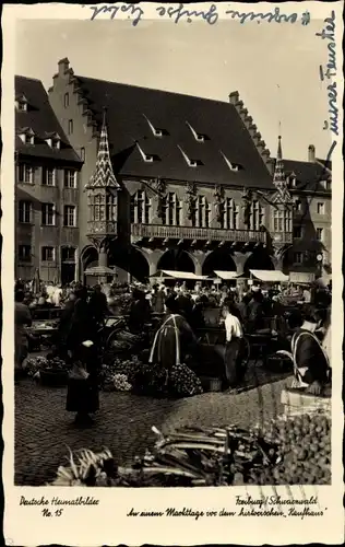 Ak Freiburg im Breisgau, An einem Markttag, historisches Kaufhaus