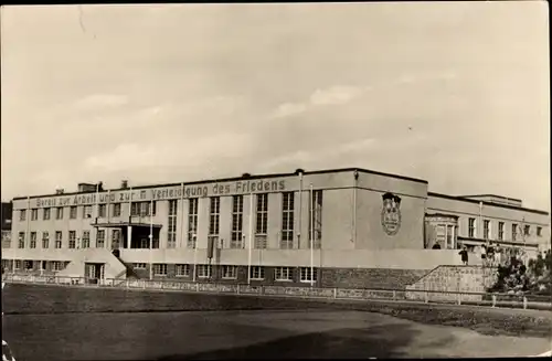 Ak Greiz im Vogtland, Sportschule, Schriftzug Bereit zur Arbeit und zur Verteidigung des Friedens