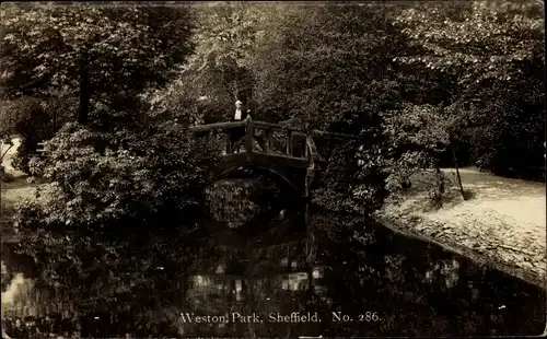 Ak Sheffield Yorkshire England, Weston Park, Brücke
