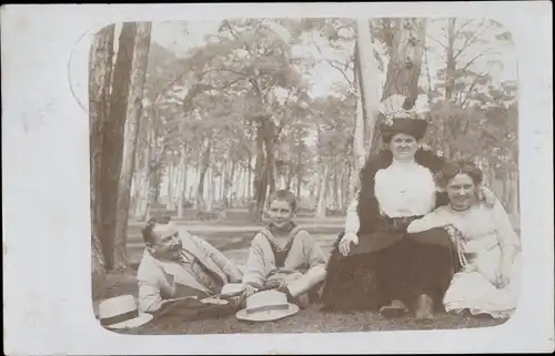 Foto Ak Berlin Schöneberg Friedenau, Familie in einem Park