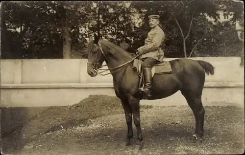 Foto Ak Deutscher Soldat in Uniform auf einem Pferd