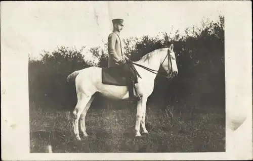 Foto Ak Deutscher Soldat in Uniform auf einem Pferd