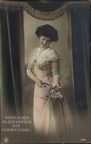 Ak Glückwunsch Geburtstag, Frau mit Blumenstrauß