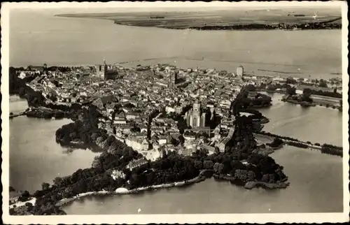 Ak Stralsund in Vorpommern, Gesamtansicht, Fliegeraufnahme