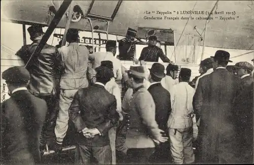 Ak Lunéville Lothringen Meurthe et Moselle, Zeppelin, 3 Avril 1913, Gendarme Francais dans la cabine