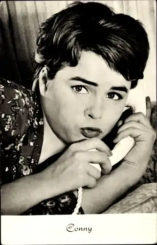 Ak Sängerin Conny Froboess, Portrait mit Telefonhörer