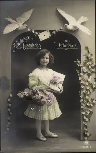 Ak Glückwunsch Geburtstag, Mädchen mit Geschenk und Blumen, Tauben
