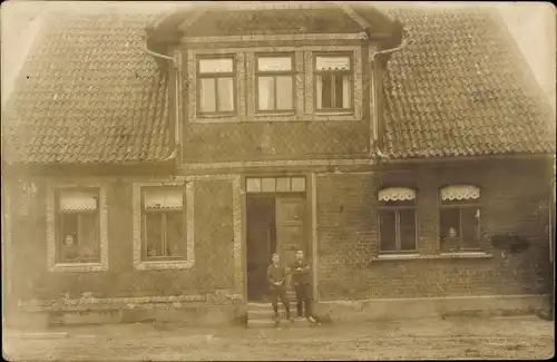 Foto Ak Meiningen in Thüringen, Wohnhaus, Jungen vor der Tür, Frauen an den Fenstern