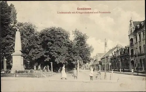 Ak Gussew Gumbinnen Ostpreußen, Lindenstraße mit Kriegerdenkmal und Promenade