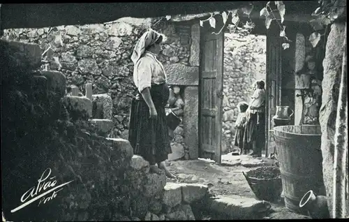 Ak Frau in portugiesischer Tracht, Bauernhaus