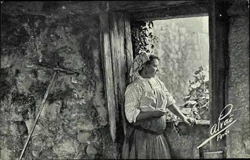 Ak Frau in portugiesischer Tracht am Fenster, Harke