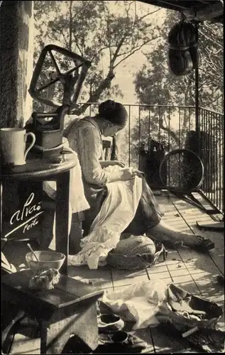 Ak Frau in portugiesischer Tracht beim Nähen, Terrasse