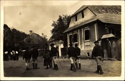 Foto Ak Rumänien, Bauerntrachten, Wohnhaus, Straßenpartie