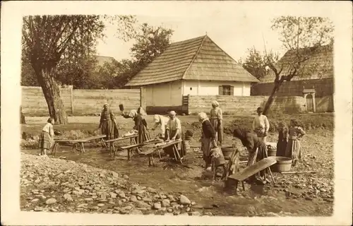 Foto Ak Frauen waschen Kleidung, Wäsche, Wohnhaus