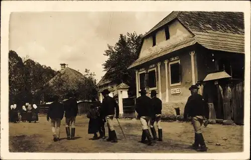 Foto Ak Rumänien, Bauerntrachten, Wohnhaus, Straßenpartie