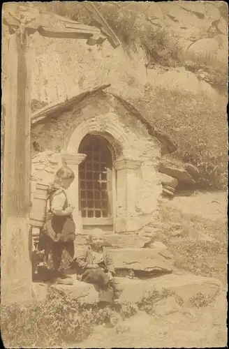 Foto Ak Blatten im Lötschental Kt. Wallis, Kinder, Gebäude