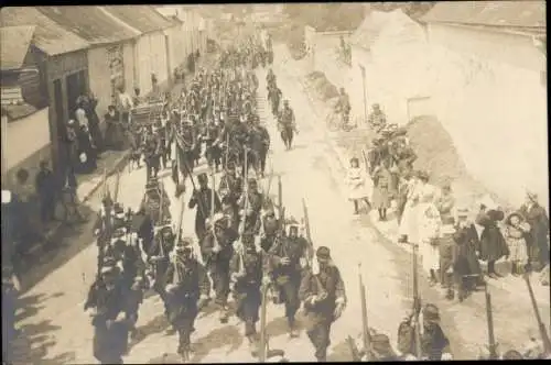 Ak Sissonne Aisne, Militärmarsch, Straßenpartie