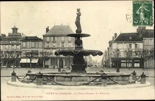 Ak Vitry le François Marne, la Place d'Armes, La Fontaine