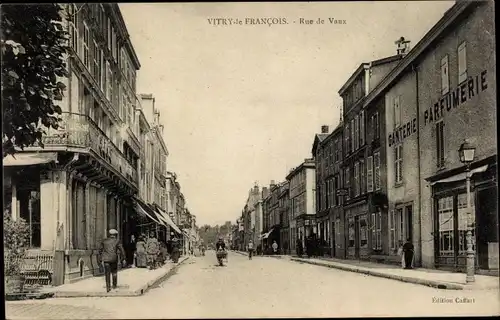 Ak Vitry le François Marne, rue de Vaux