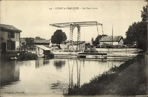 Ak Vitry le François Marne, Le Pont Levis