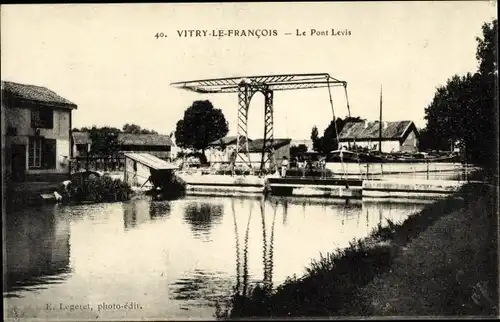 Ak Vitry le François Marne, Le Pont Levis