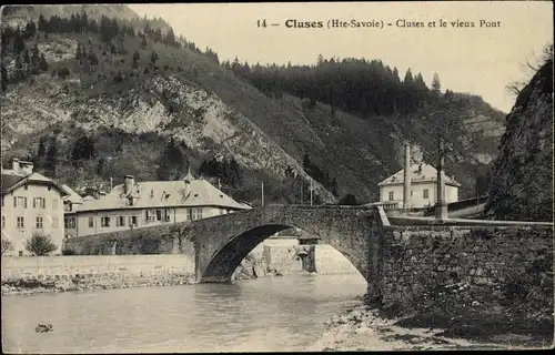 Ak Cluses Haute Savoie, die alte Brücke