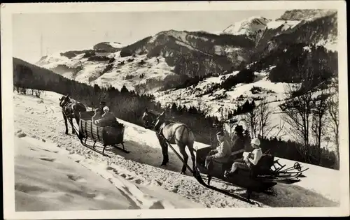 Ak Megève Haute Savoie, Wintersport, eine Rodelpartie, auf dem Weg nach Bellecombe