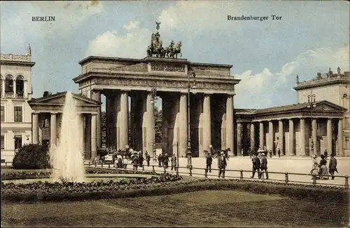 Ak Berlin Mitte, Brandenburger Tor, Springbrunnen, Passanten