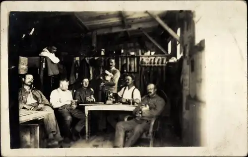Foto Ak Soldaten in einem Holzhaus