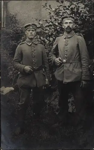 Foto Ak Zwei deutsche Soldaten in Uniformen, Portrait, I WK