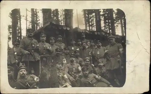 Foto Ak Deutsche Soldaten in Uniformen, Sanitäter, Rotes Kreuz