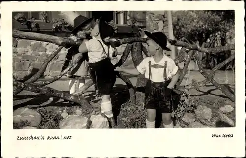 Ak Kinder in bayerischen Volkstrachten, Liebespaar, Kuss