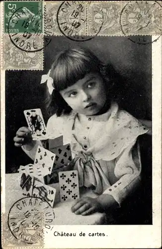 Ak Kleines Mädchen spielt Karten, Kartenhaus