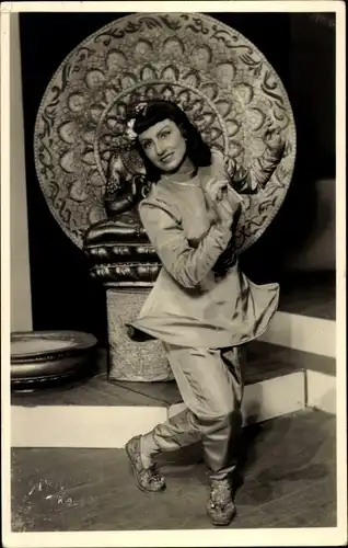 Foto Sängerin Margarete Riemenschneider, Portrait, Pose