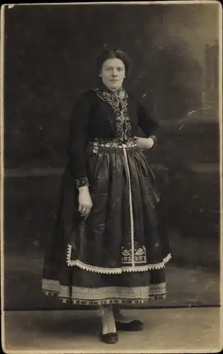 Foto Ak Frau in Volkstracht, Portrait, Schwarzes Kleid