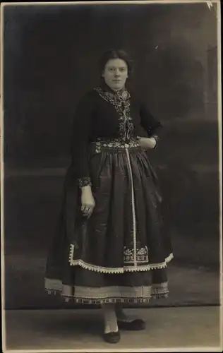 Foto Ak Frau in Volkstracht, Portrait, Schwarzes Kleid