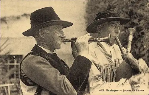 Ak Männer in bretonischer Tracht, Musikinstrumente, Flöte, Sackpfeife