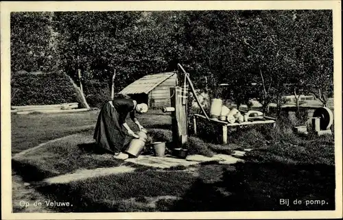 Ak Op de Veluwe, Bij de pomp, Frau in Tracht