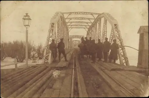 Foto Ak Deutsche Soldaten auf einer Brücke, Pioniere, Behelfsbrücke