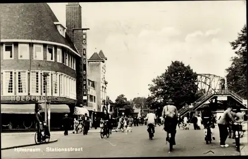 Ak Hilversum Nordholland Niederlande, Stationsstraat, Passanten