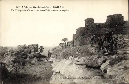Ak Senegal, Westafrika, Ein Habbé-Dorf auf einem steilen Felsmassiv