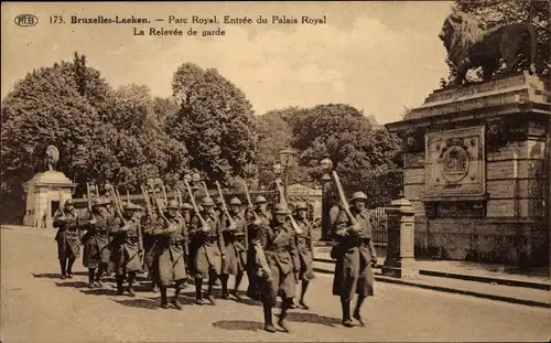 Ak Laeken Brüssel Brüssel, Königlicher Park, Königspalast, La Relevée de garde