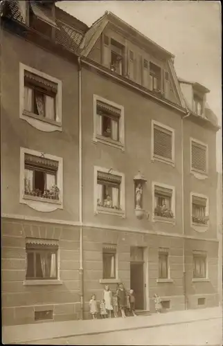 Foto Ak Bamberg in Oberfranken, Wohnhaus, Anwohner am Fenster, Kinder