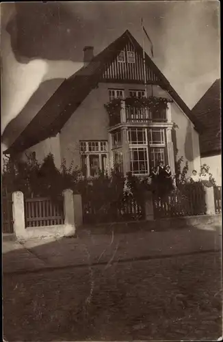 Foto Ak Bad Oldesloe in Holstein, Wohnhaus, Anwohner im Garten