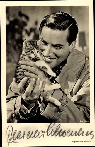 Ak Schauspieler Albrecht Schoenhals, Portrait mit junger Katze, Autogramm