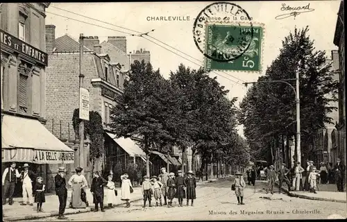 Ak Charleville Ardennes, Blick in die Avenue de la Gare, Geschäft, Passanten