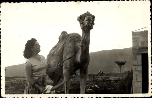 Foto Ak Spanien? Frau und Kind mit einem Kamel